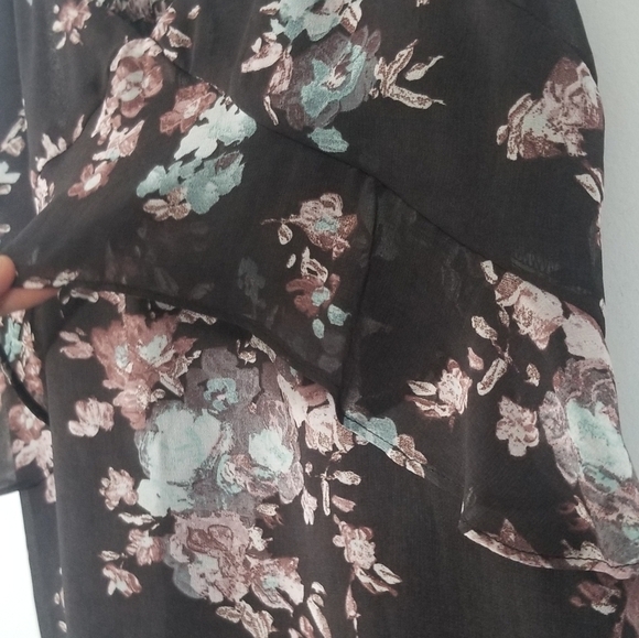 Willow & Clay Floral V-Neck Lightweight Tank Top. Adjustable Straps. Size M. - Picture 4 of 7